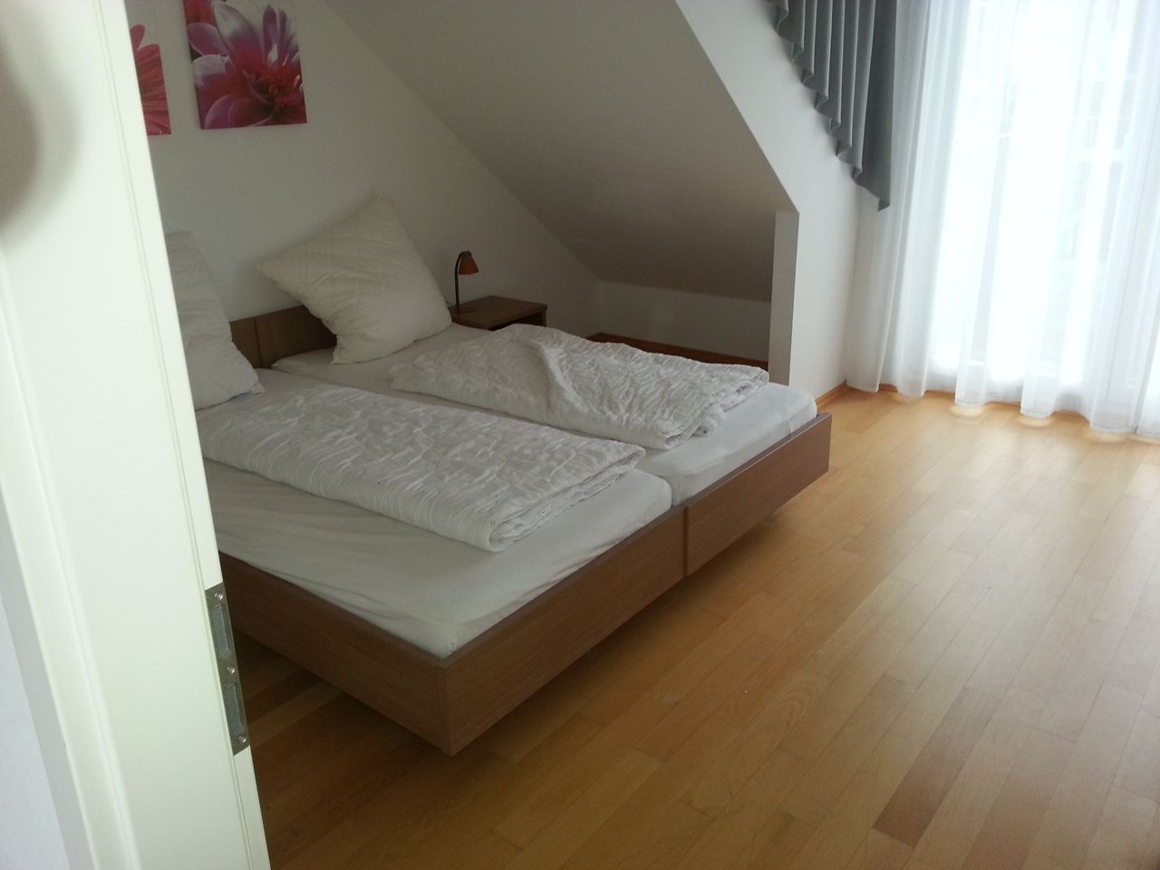 Echtholzparkett im Hotelzimmer mit warmem Holzton