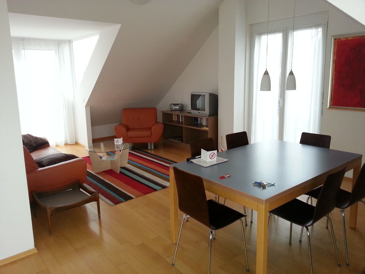 Verlegtes Parkett im Hotelzimmer mit gleichmaessigem Fugenbild