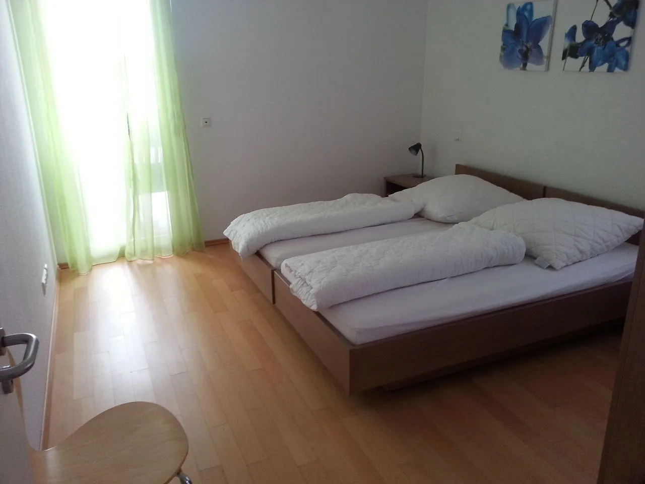 Echtholz-Qualitaetsparkett im Hotelzimmer auf der Reichenau