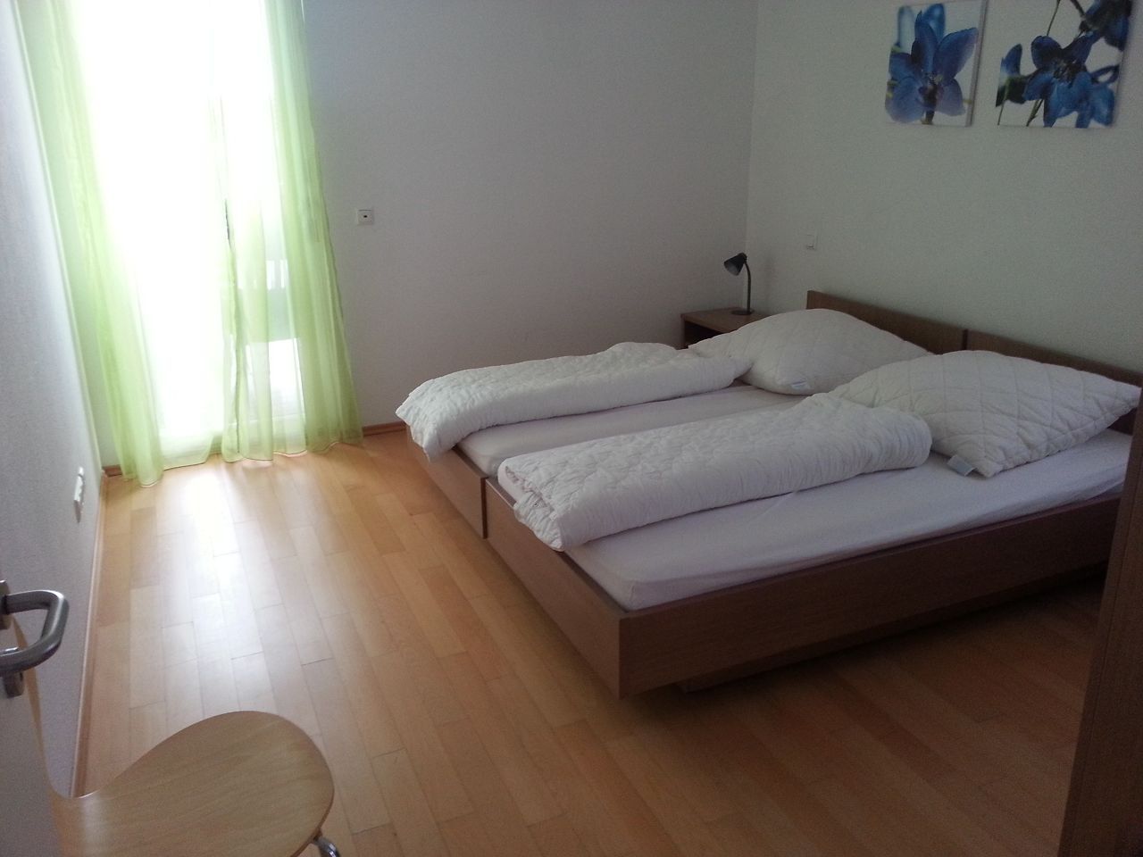 Echtholz-Qualitaetsparkett im Hotelzimmer auf der Reichenau