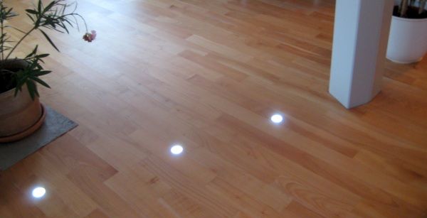 Echtholzparkett mit eingelassenen Bodenleuchten im Neubau