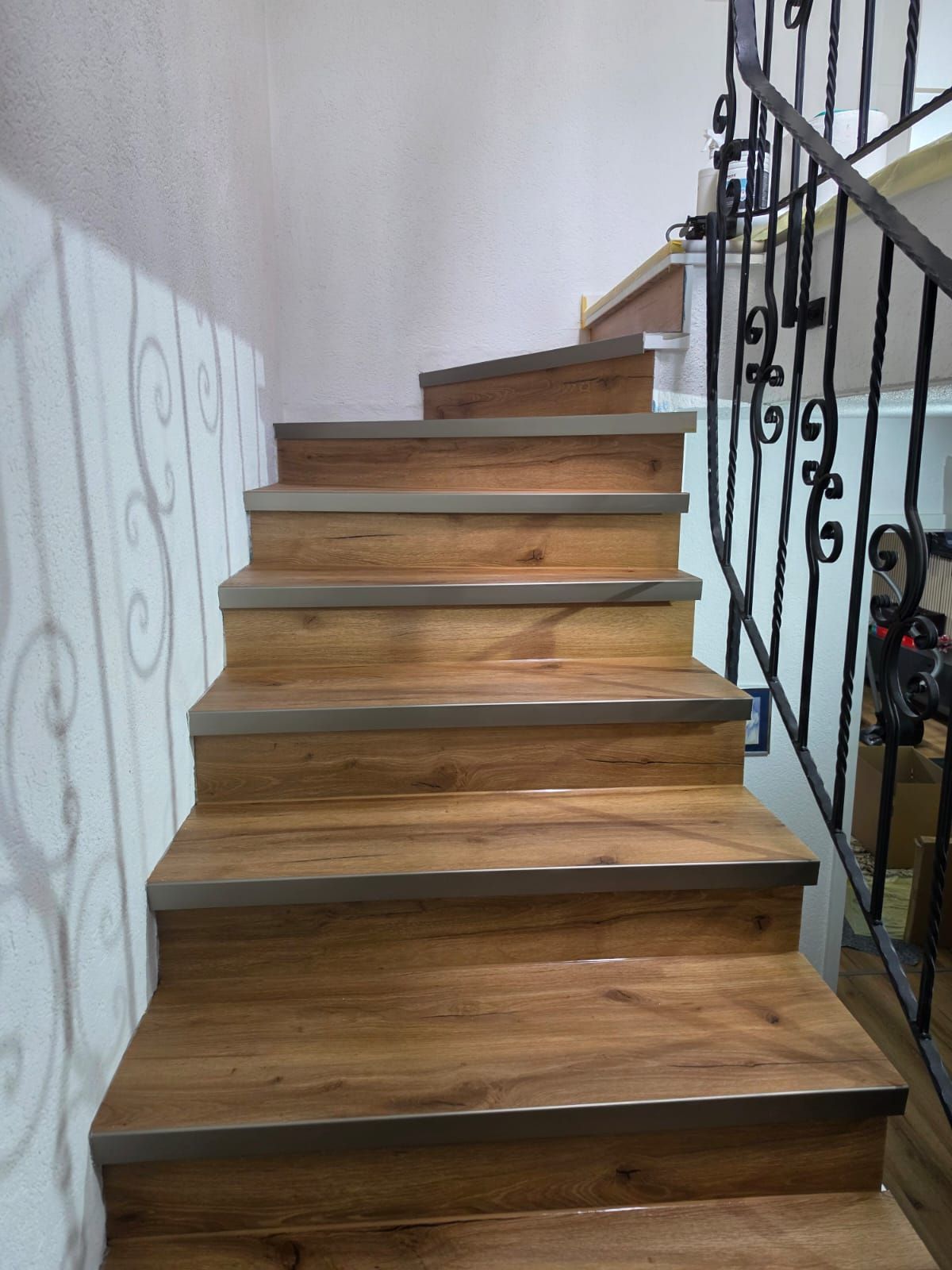 Treppe mit hochwertiger Klebevinyl-Oberflaeche