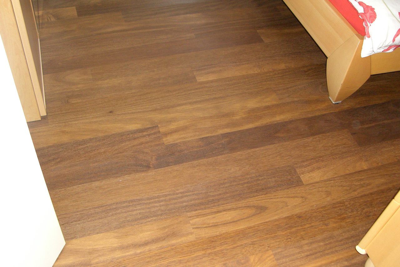 Dunkelbraunes Sucupira-Parkett in modernem Wohnbereich